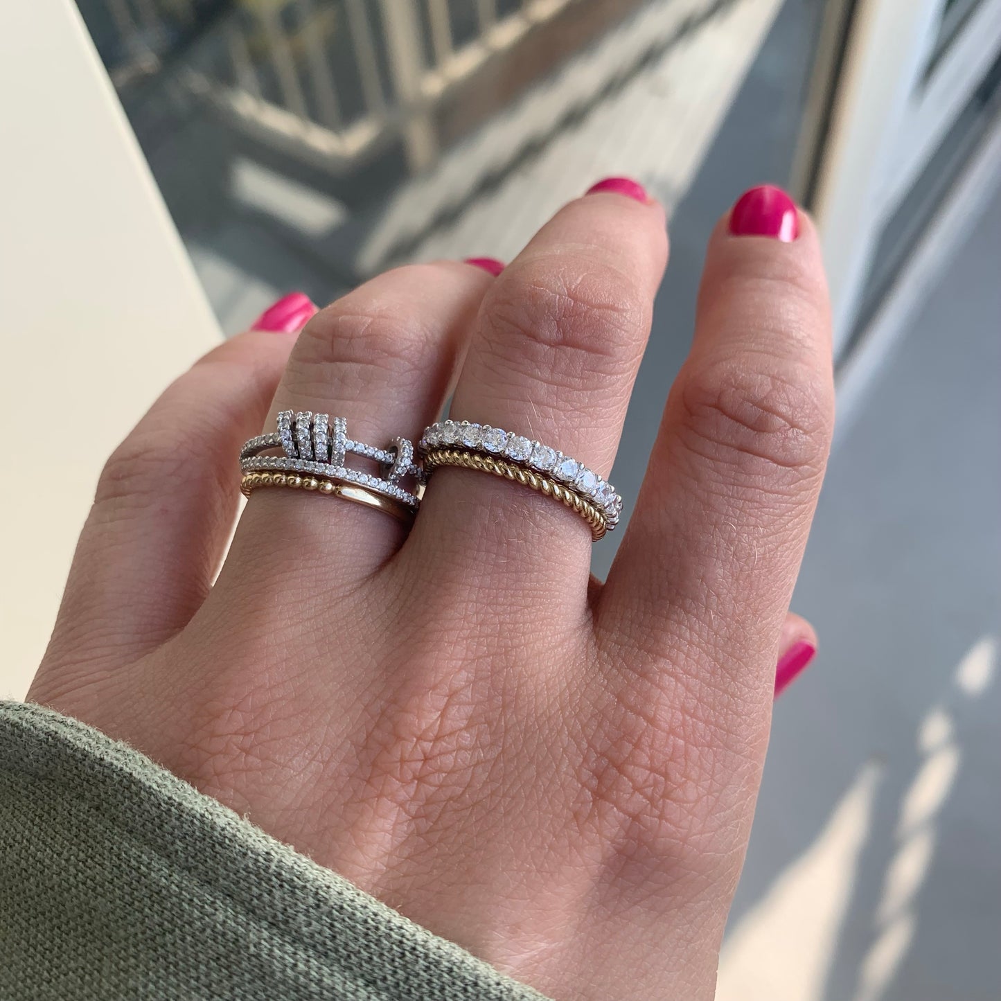 Sparkly alliance ring